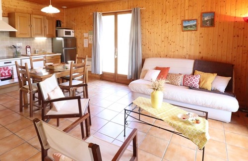 Siran Cottage | Charming Cottage Near Gorges de la Cère, Terrace, Wi-Fi, BBQ, Pet Friendly