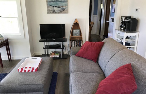 Lowell Cottage | Charming Cottage on Lake