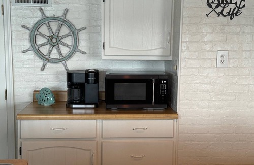 Monticello House | Charming Cottage on Lake Shafer-optional Pontoon! Screened gazebo and swim deck!