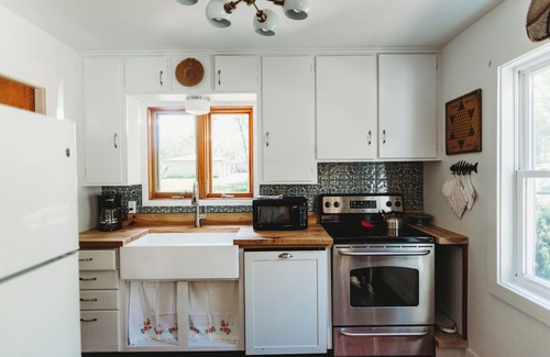 Bridgman Cottage | Charming Cottage w/HOT TUB - 5 Min from LAKE MICHIGAN!