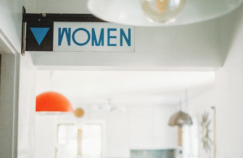 Bridgman Cottage | Charming Cottage w/HOT TUB - 5 Min from LAKE MICHIGAN!