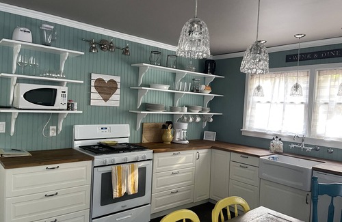 Paso Robles House | Charming Cottage Walking Distance to Downtown! 2 King beds and gas fire pit