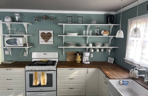 Paso Robles House | Charming Cottage Walking Distance to Downtown! 2 King beds and gas fire pit