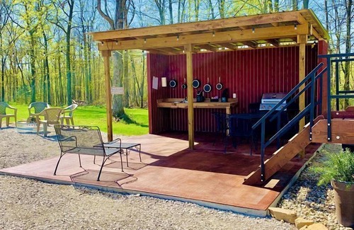 Lindseyville House | Charming Covered Wagon on Live Petting Zoo for Memorable Family Glamping Stays in Brownsville, Kentucky