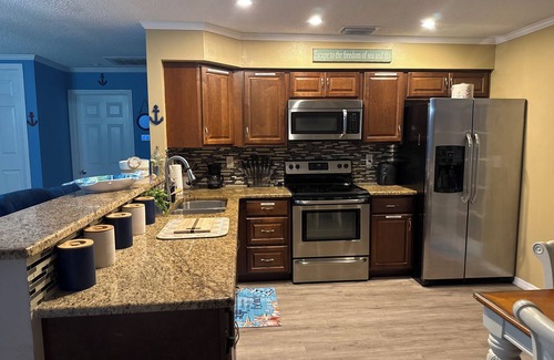 Spring Hill House | Charming & Cozy 2-bedroom house in lovely Spring Hill with AC, fitness room