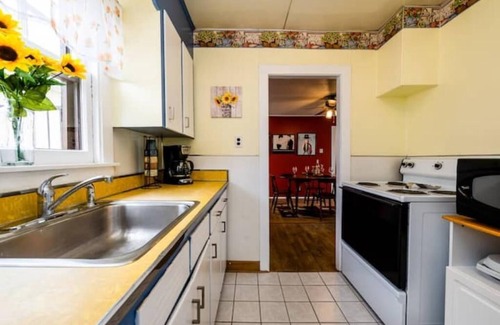 Three Oaks House | Charming/Cozy 2 BR 1 Bath steps from downtown.nn