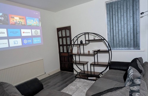 Oadby House | Charming Cozy 4-bedroom house with Projector, Snack cupboard, Highspeed WI-FI