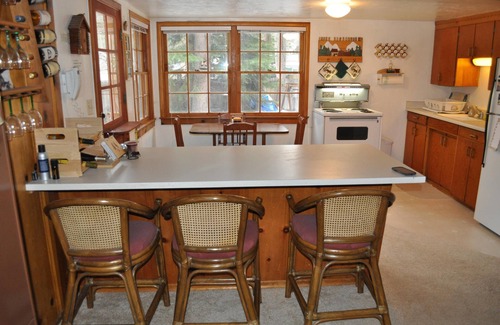 Tahoe Island Cabin | Charming, Cozy Cabin. Close to Beaches, Hiking and Skiing - Sleeps 4