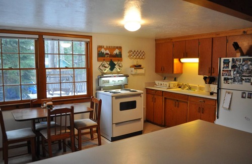 Tahoe Island Cabin | Charming, Cozy Cabin. Close to Beaches, Hiking and Skiing - Sleeps 4