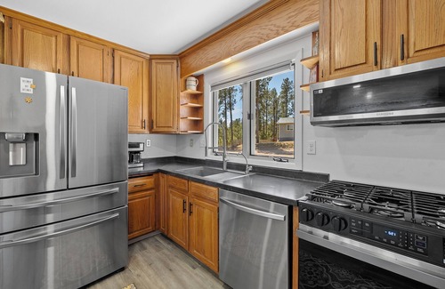 Custer House | Charming Custer Pines with Hot Tub & Pet Friendly