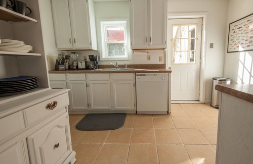 Isle of Palms Condo | Charming, dog-friendly beach house downstairs