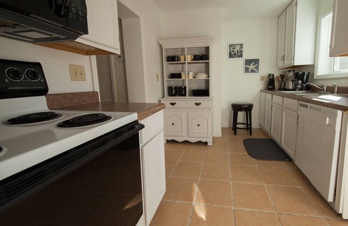 Isle of Palms Condo | Charming, dog-friendly beach house downstairs