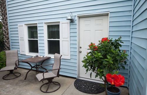 Isle of Palms Condo | Charming, dog-friendly beach house downstairs