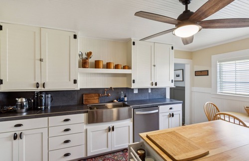 McCloud House | Charming Downtown McCloud Retreat by RedAwning