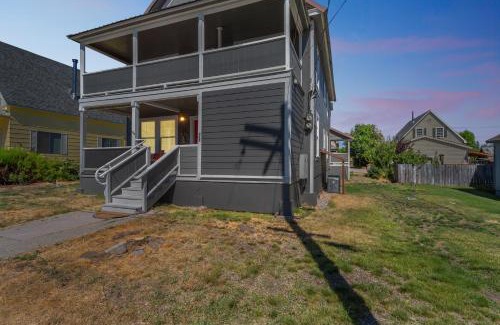 McCloud House | Charming Downtown McCloud Retreat home