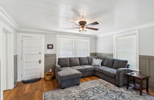 McCloud House | Charming Downtown McCloud Retreat home