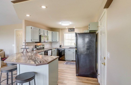 Edgemont House | Charming Edgemont Home w/Deck & Lake Views!