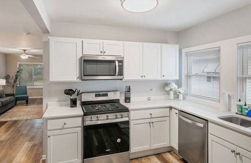 Waukegan House | Charming Family home near Great Lakes Naval Base!