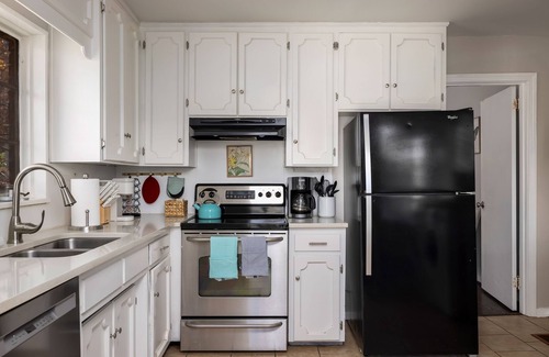 Forest Park House | Charming Forest Park Home with large yard; close to downtown, restaurants