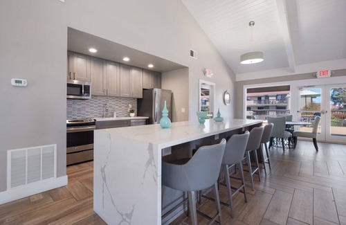 Foster City Apartment | Charming Foster City 2BR w/Gym, Pool, W/D, near highways, by Blueground