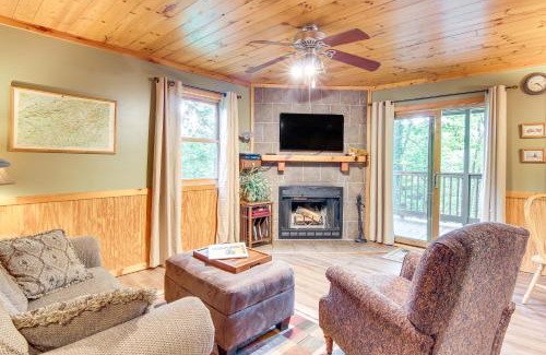 Whittier House | Charming Fox Den Cabin in Whittier with Hot Tub!