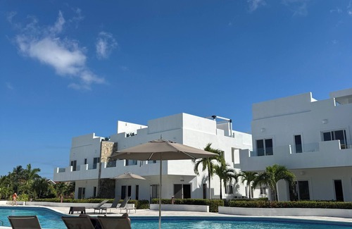 Dixon Cove Villa | Charming Front Beach 3-Bedroom Villa in Roatan