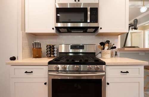 Half Moon Bay House | Charming Garden Cottage- steps to historic Old Town Half Moon Bay