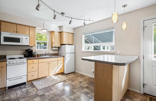 Coeur d'Alene Cottage | Charming garden retreat near lakes & golf - walk to Sanders Beach