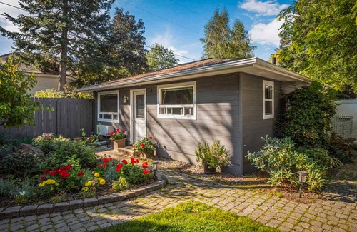 Coeur d'Alene Cottage | Charming garden retreat near lakes & golf - walk to Sanders Beach
