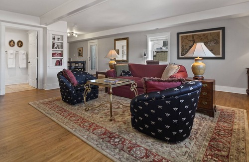 West Bend Apartment | Charming Getaway