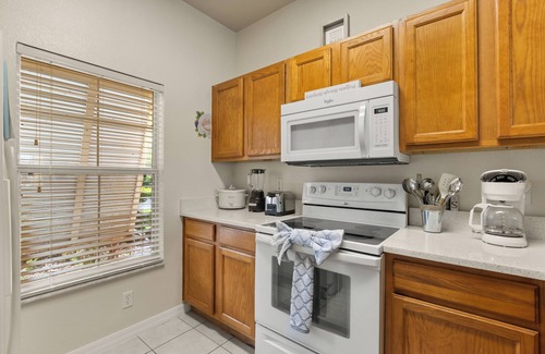 Sunset Lakes House | Charming & Gorgeous Lake views 3+2.5 townhome Washer Dryer AC Wi free parking