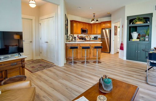 Granville Apartment | Charming Granville Home w/Porch - Walk Downtown!
