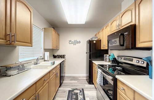 Ilexhurst Cottage | Charming Ground Level Resort Style 3unit condo unit B a few steps from the beach