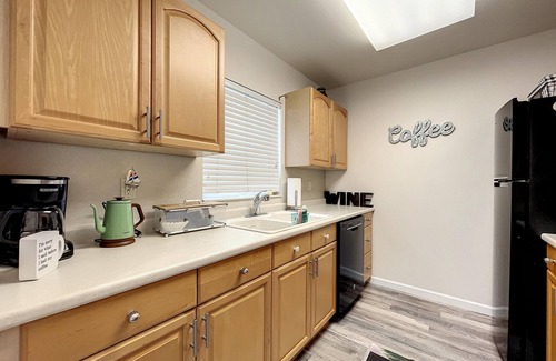 Ilexhurst Cottage | Charming Ground Level Resort Style 3unit condo unit B a few steps from the beach