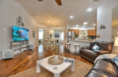 Fruitland Park Resort | Charming home in Active resort style community-200 pools. 62 golf courses.