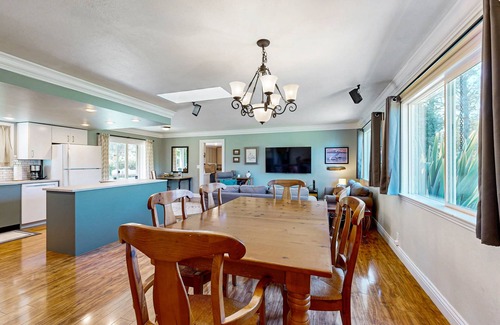 Cleone House | Charming Home with Ping-Pong and Free WiFi - Short Walk to Parks and Shops