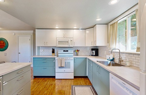 Cleone House | Charming Home with Ping-Pong and Free WiFi - Short Walk to Parks and Shops