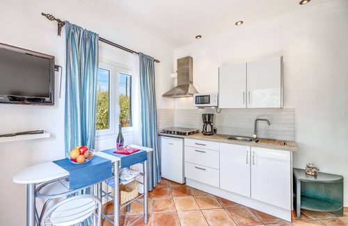 Badia Blava House | Charming Home with Pool, Generous Terrace, Garden and Wi-Fi