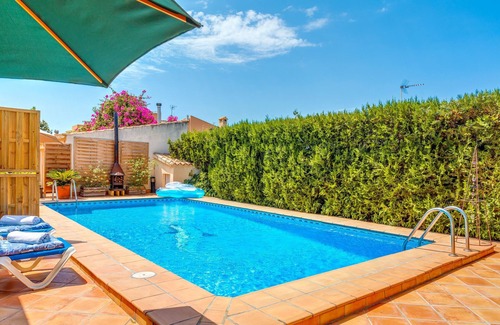 Badia Blava House | Charming Home with Pool, Generous Terrace, Garden and Wi-Fi