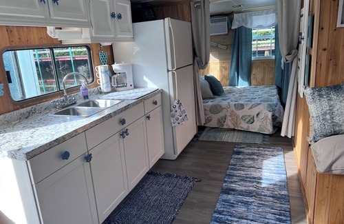 Palmetto Boat Rental | Charming house boat in serene Palmetto.