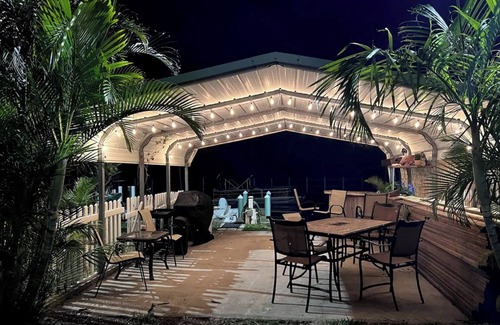 Palmetto Boat Rental | Charming house boat in serene Palmetto.