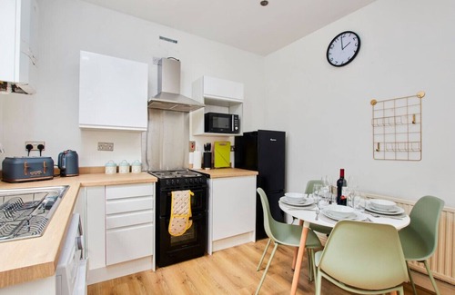 Sheffield House | Charming House Great Location Free Parking Fast Wifi Smart TV