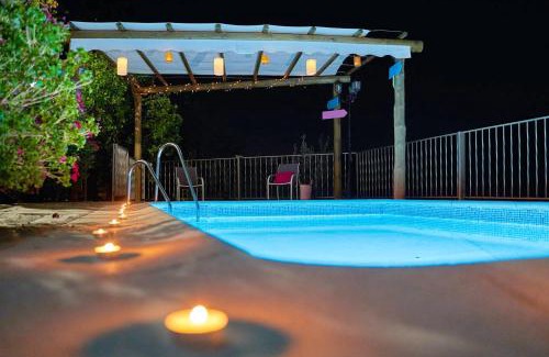 Laroya House | Charming House in Laroya + Jacuzzi