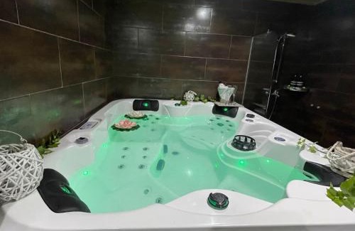 Laroya House | Charming House in Laroya + Jacuzzi