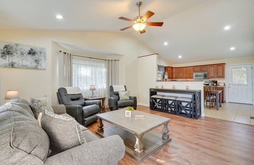 Howard Cottage | Charming Howard Getaway w/ Deck, 1 Mi to Lake!