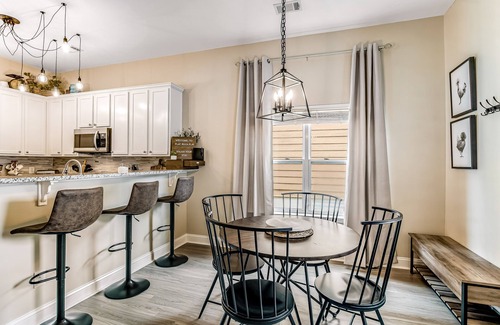 Port Wentworth House | Charming, immaculate coastal home with furnished porches, AC, & washer/dryer