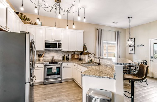 Port Wentworth House | Charming, immaculate coastal home with furnished porches, AC, & washer/dryer