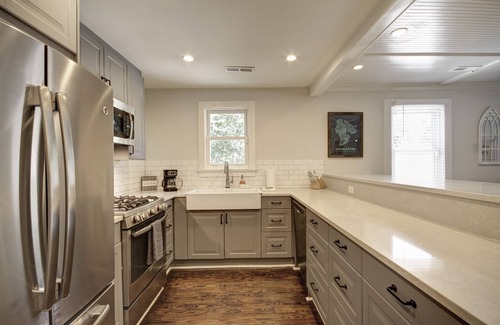 Charleston Cottage | Charming in Charleston - Close to Downtown & Folly Beach