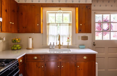 Grafton Other | Charming In Village Farmhouse - steps to Historic Grafton Inn