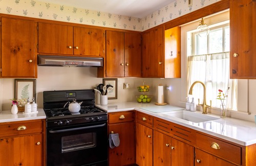 Grafton Other | Charming In Village Farmhouse - steps to Historic Grafton Inn